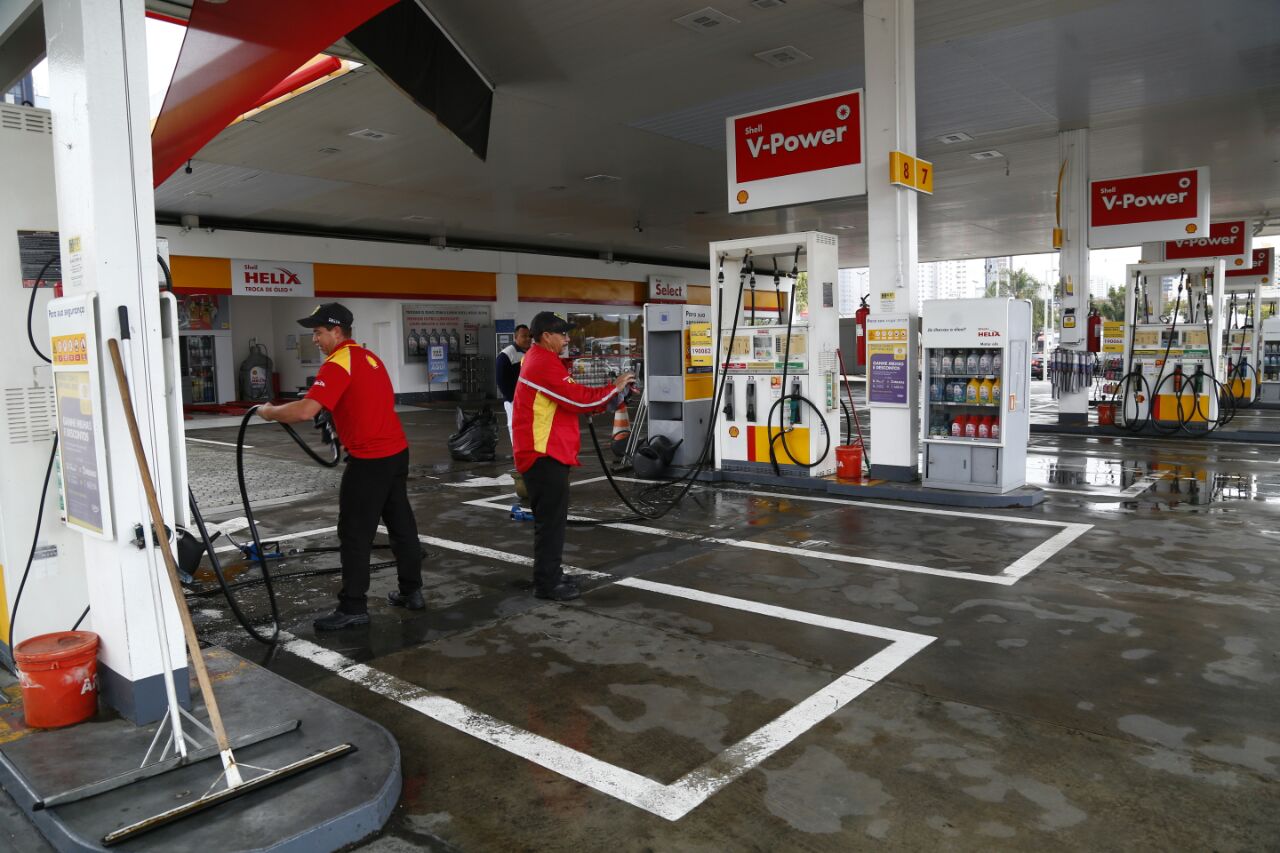 Sem combustível para vender, frentistas aproveitam para fazer a limpeza no posto ao lado da rodoviária. | Aniele Nascimento/Gazeta do Povo
