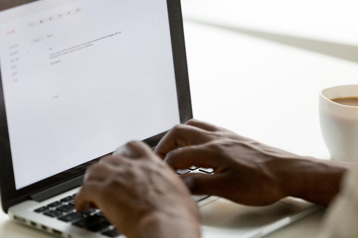 A carta deve ser encaminhada no corpo do e-mail ou como uma capa, nos raros casos de currículos entregues impressos. | /Bigstock