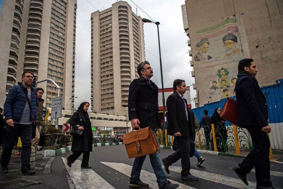 Pessoas atravessam rua em Teerã, capital do Irã.  China pretende intensificar relações comerciais com o país | Ali Mohammadi/Bloomberg