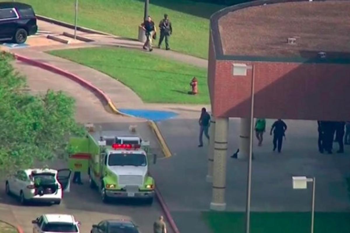 Entrada da escola de ensino médio Santa Fé | KTRT TV/Reprodução/Twitter