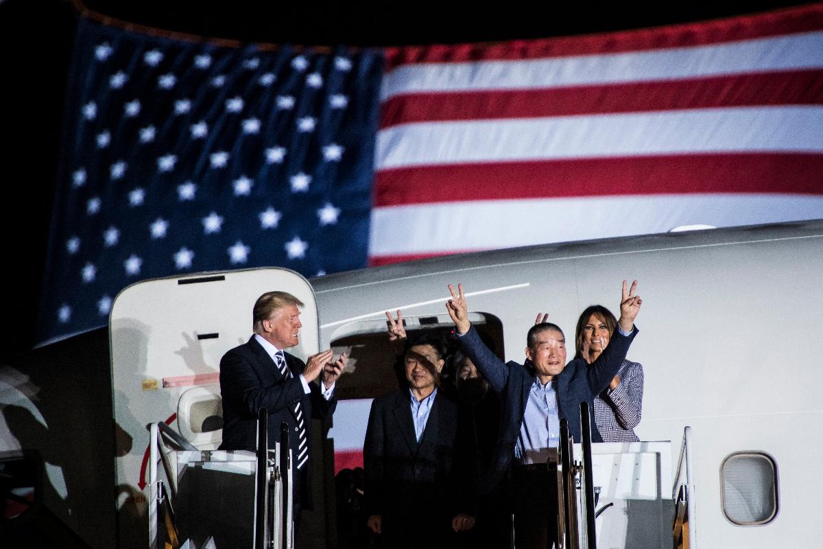 Presidente Donald Trump recebeu pessoalmente, na madrugada desta quinta(10), os três americanos que estavam presos na Coreia do Norte | Jabin BotsfordThe Washington Post