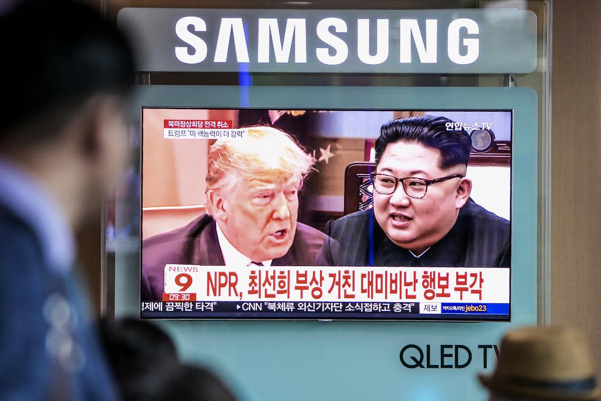 Noticiário sul-coreano mostra imagens do presidente americano, Donald Trump, e o líder norte-coreano Kim Jong-un | Jean Chung/Bloomberg