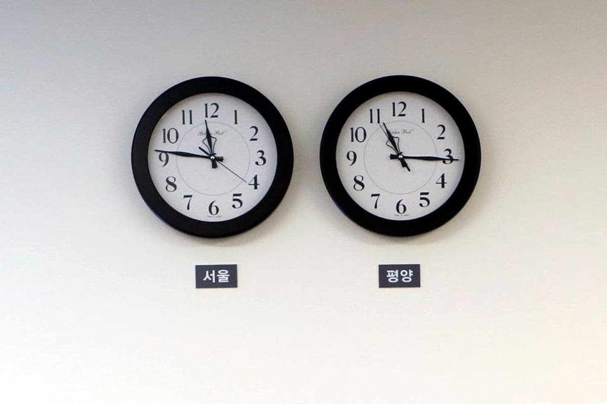 Relógios mostram os horários de Seul (E) e de Pyongyang (D), na Casa da Paz, na zona desmilitarizada entre as Coreias | Cheong Wa Dae/South Korean Presidential Office