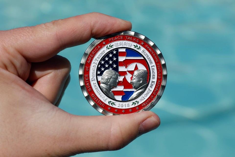 Uma moeda comemorativa ao encontro entre o presidente americano, Donald Trump, e o ditador norte-coreano, Kim Jong-un, chegou a ser cunhada | Yuri Gripas/Bloomberg