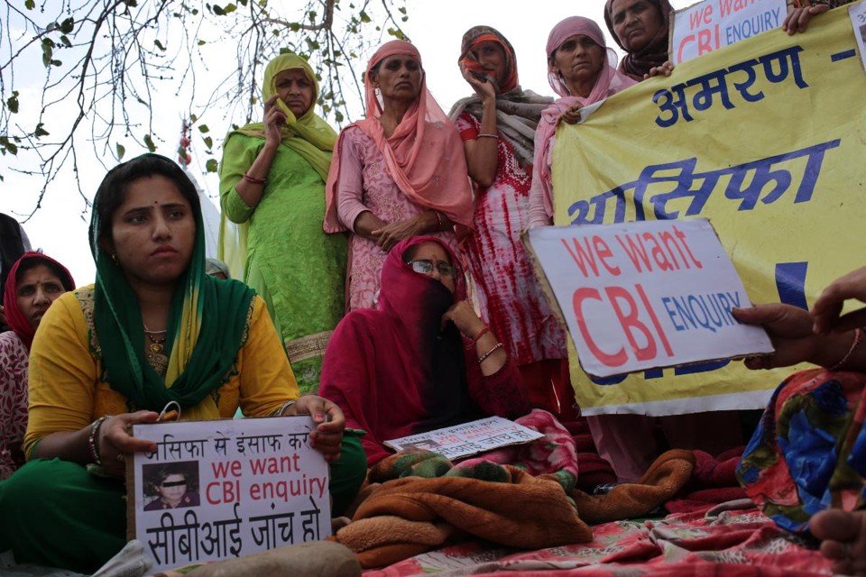 Mulheres de um grupo de protesto hindu realizam uma greve de fome para exigir que o Escritório Central de Investigação assuma a investigação do assassinato de uma jovem muçulmana, supostamente por um grupo de homens hindus. | SAURABH DAS/NYT