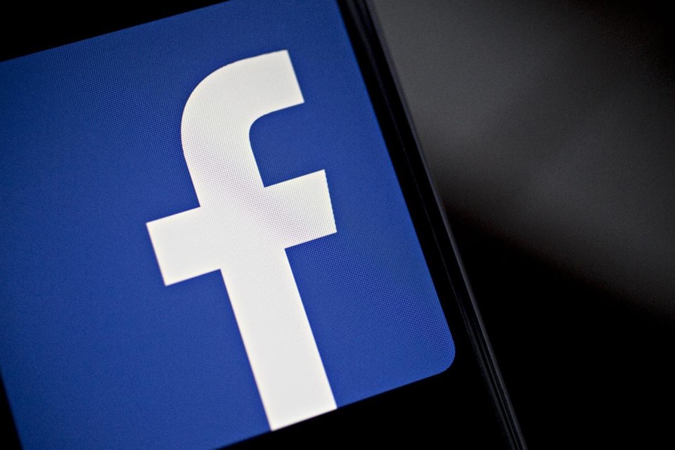 Logo do Facebook aparece em tela do celular iPhone, da Apple | Andrew HarrerBloomberg