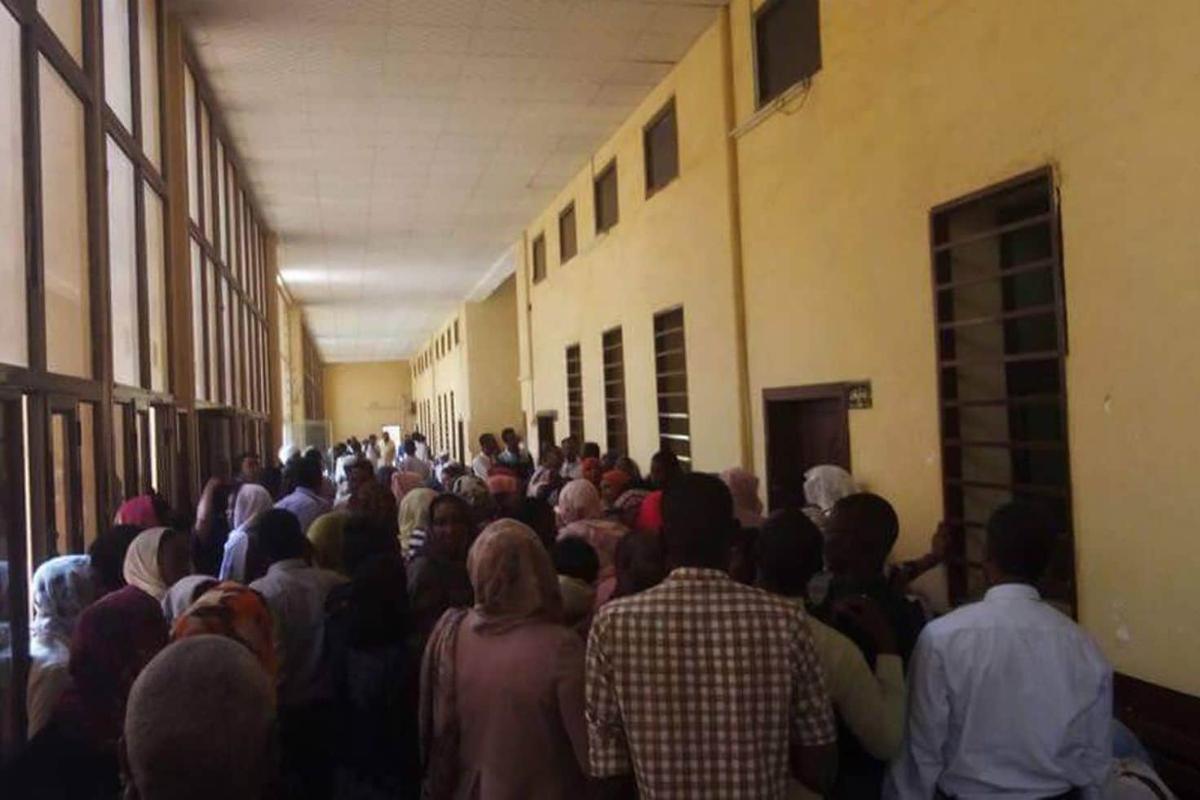 Multidão aguarda para entrar em uma sala no tribunal de Ondurman, no Sudão, na audiência que condenou Noura Houssein à morte | Badreldin Salah/Divulgação