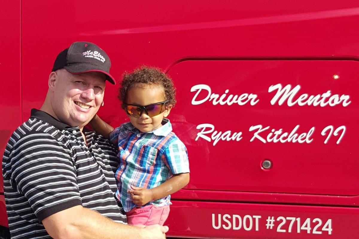 Ryan Kitchel segura seu filho em frente ao seu caminhão. Kitchel se sente feliz por ter conseguido mudar para uma empresa que o leva para casa nos fins de semana e paga bem. | Ryan Kitchel/Arquivo Pessoal
