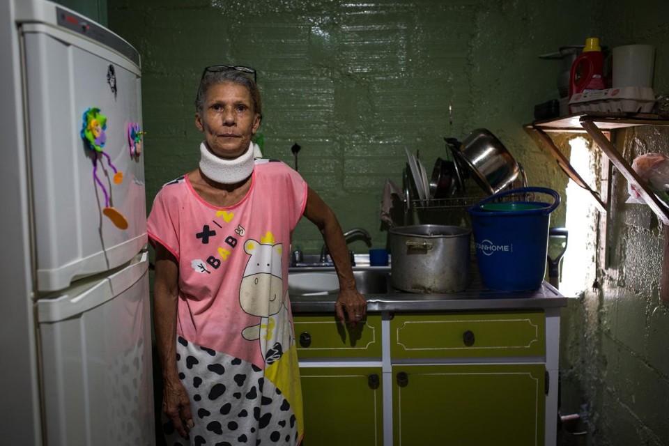 Dormir rende mais do que trabalhar na Venezuela Zulay Perez, 63, em sua casa no leste de Caracas. Ela está sem água encanada faz dois meses. | Wil Riera/Washington Post