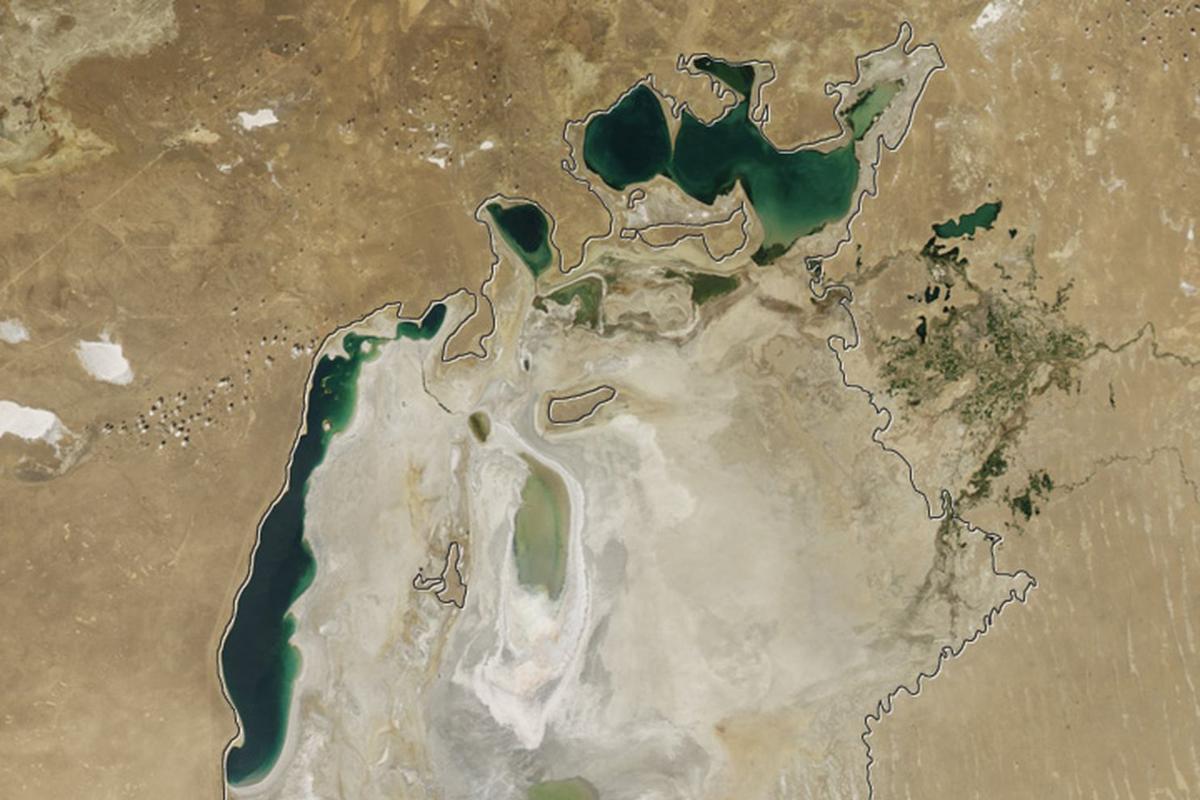 Mar de Aral em 2015. O nível de água caiu drasticamente nos últimos anos por causa da retirada de água dos rios que o alimentam | NASA Earth Observatory/Cortesia