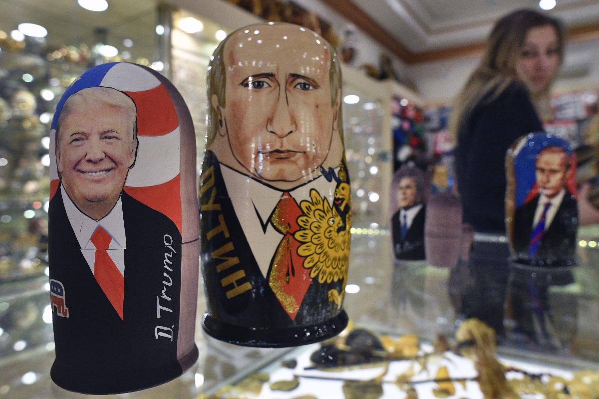 Matrioskas, tradicionais bonecas russas, com as imagens do presidente dos Estados Unidos, Donald Trump, e da Rússia, Vladimir Putin | ALEXANDER NEMENOVAFP