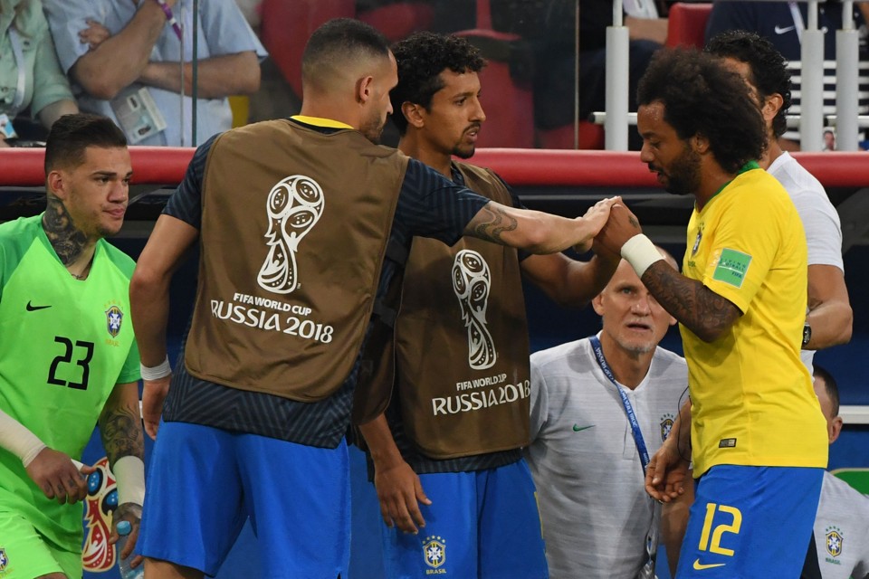 Sem condições de continuar em campo, Marcelo pede substituição e é consolado pelos companheiros no banco de reservas. | KIRILL KUDRYAVTSEV/AFP
