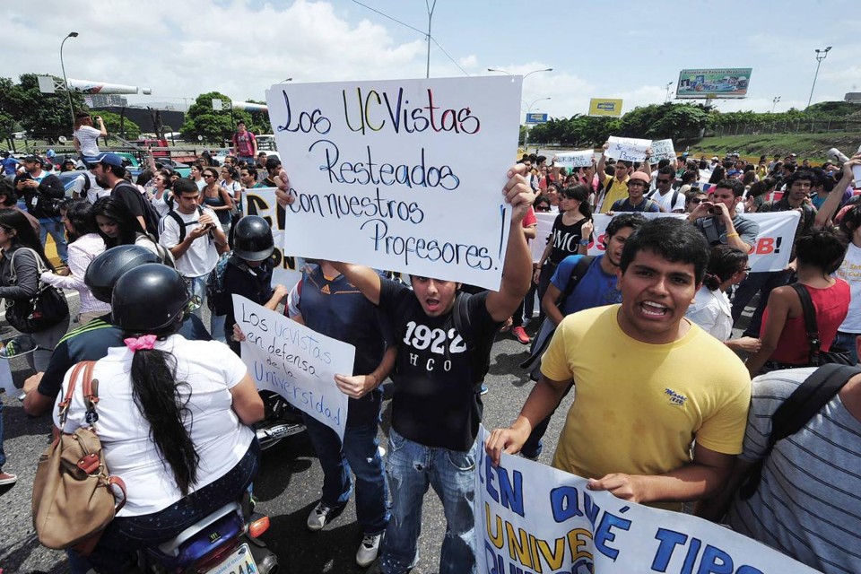Professor universitário na Venezuela recebe salário de R$18 Crise de abastecimento em Caracas, capital da Venezuela: professores não conseguem se deslocar para as universidades todos os dias. | LUIS CAMACHO