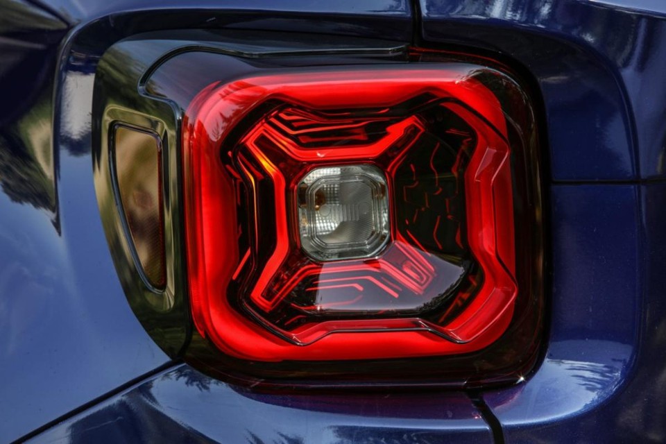 Jeep Renegade muda visual e ganha motores 1.0 e 1.3 turbo |