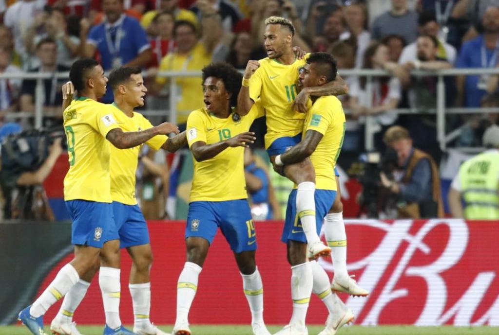 Jogadores comemoram o gol de Paulinho, que abriu a vitória sobre a Sérvia em Moscou | Jonathan Campos/Gazeta do Povo