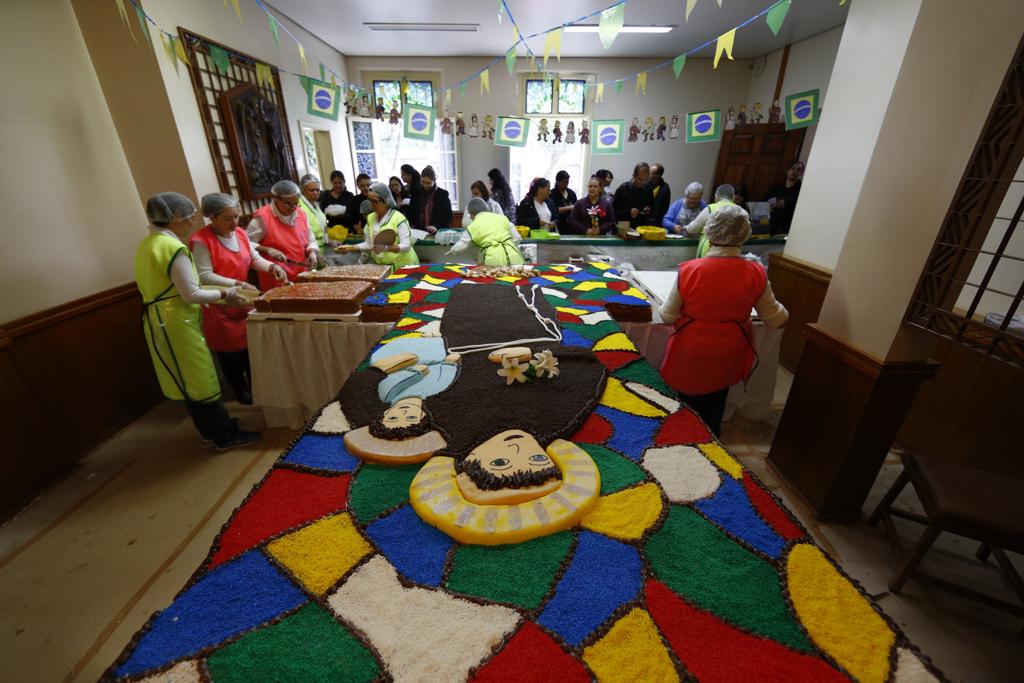 Paróquia Bom Jesus, no Centro de Curitiba, tem um dos bolos mais tradicionais de Santo Antônio . | Aniele Nascimento/Gazeta do Povo