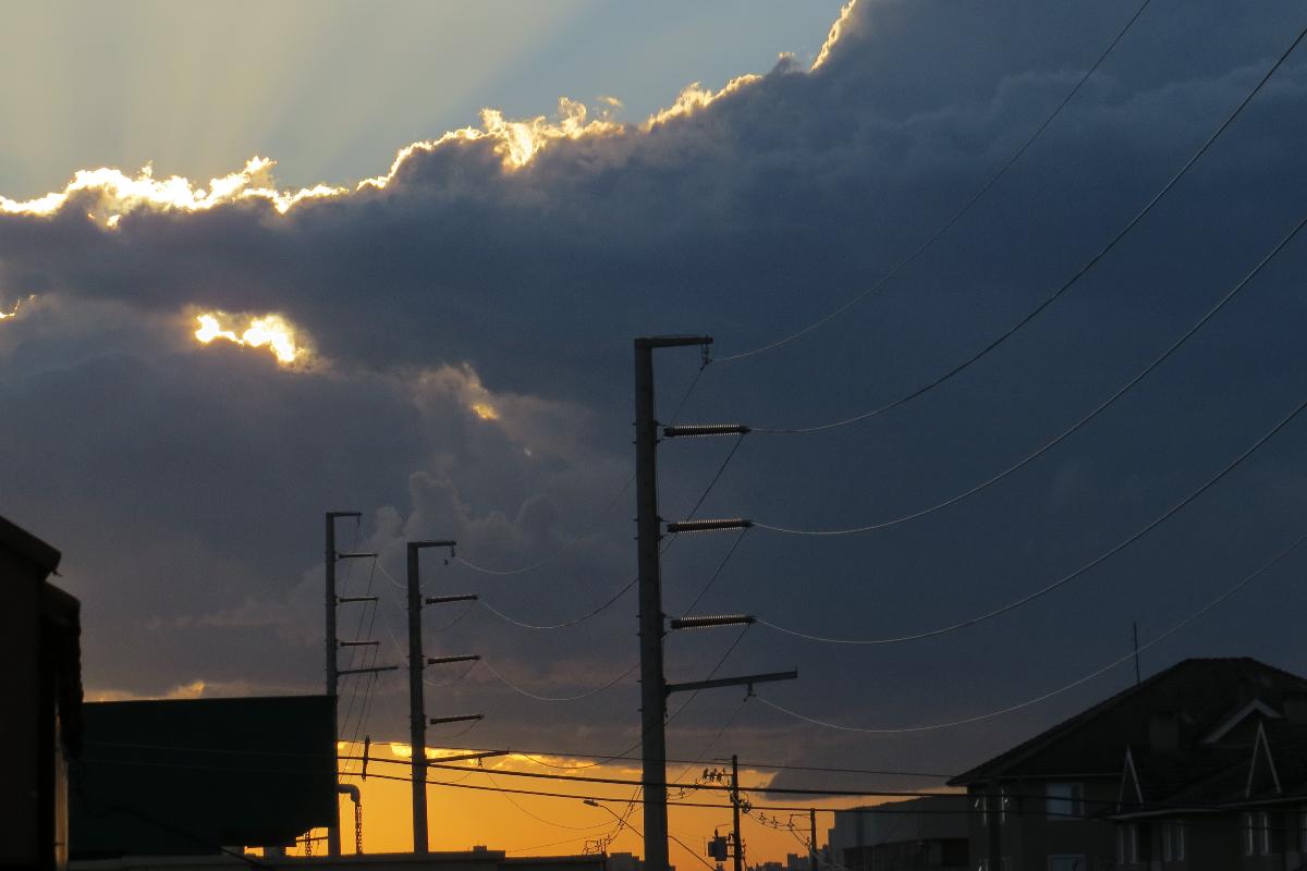 Céu entre nuvens em Curitiba: Simepar prevê a chegada de uma frente fria nesta semana. | Aniele Nascimento/Gazeta do Povo