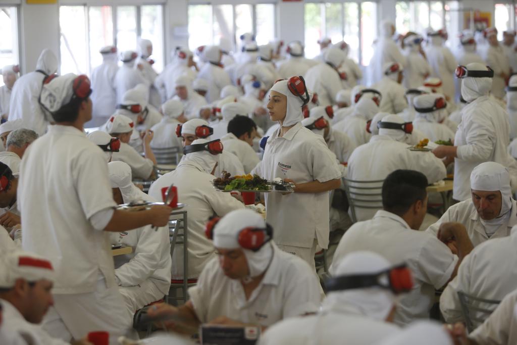 Refeitório da Frimesa, em Medianeira: frigorífico que abate perto de 7 mil suínos por dia não deve ter cortes de pessoal | Albari Rosa/Gazeta do Povo