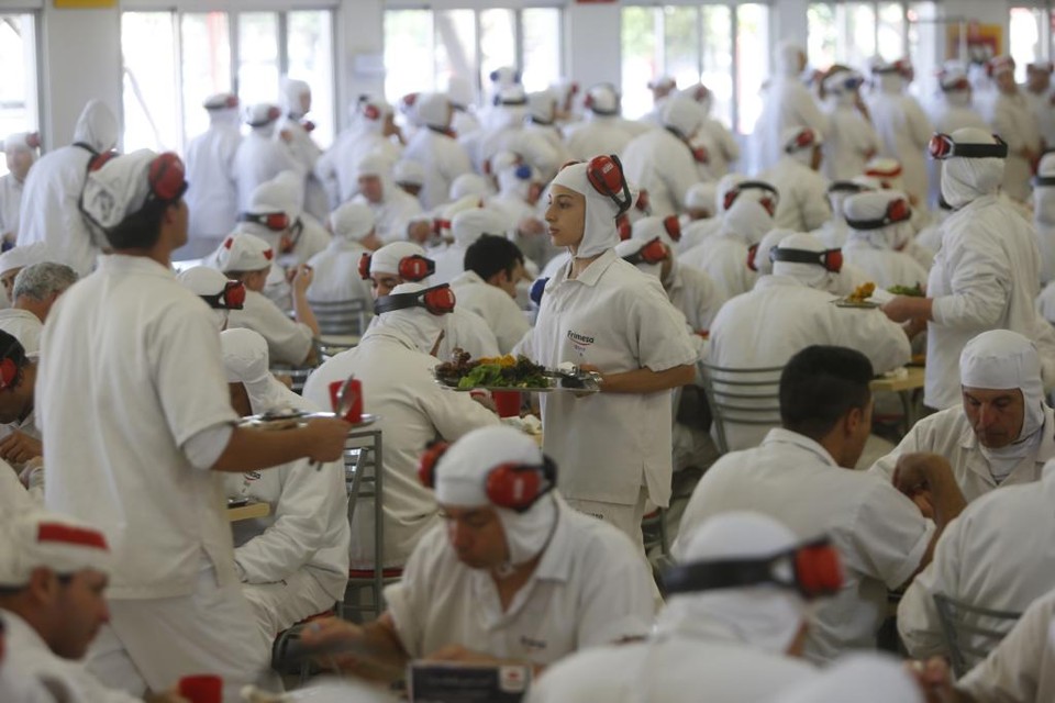 Refeitório da Frimesa, em Medianeira: frigorífico que abate perto de 7 mil suínos por dia não deve ter cortes de pessoal | Albari Rosa/Gazeta do Povo
