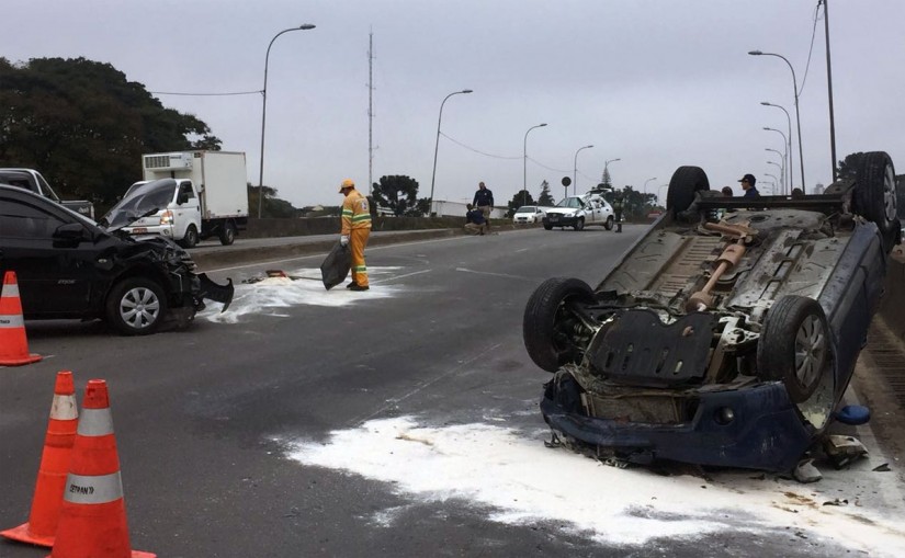 Duas pessoas ficaram feridas no acidente | Felipe Rosa/Tribuna do Paraná
