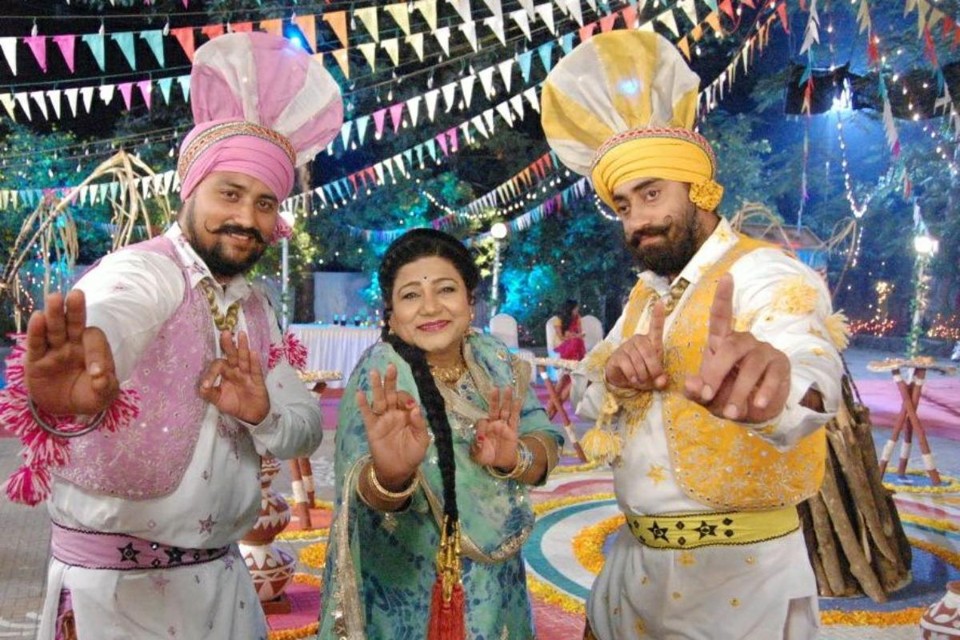 Shahnaz Rizwan, ao centro, no set da série de televisão indiana "Yeh Hai Mohabbatein" | Balaji Telefilms