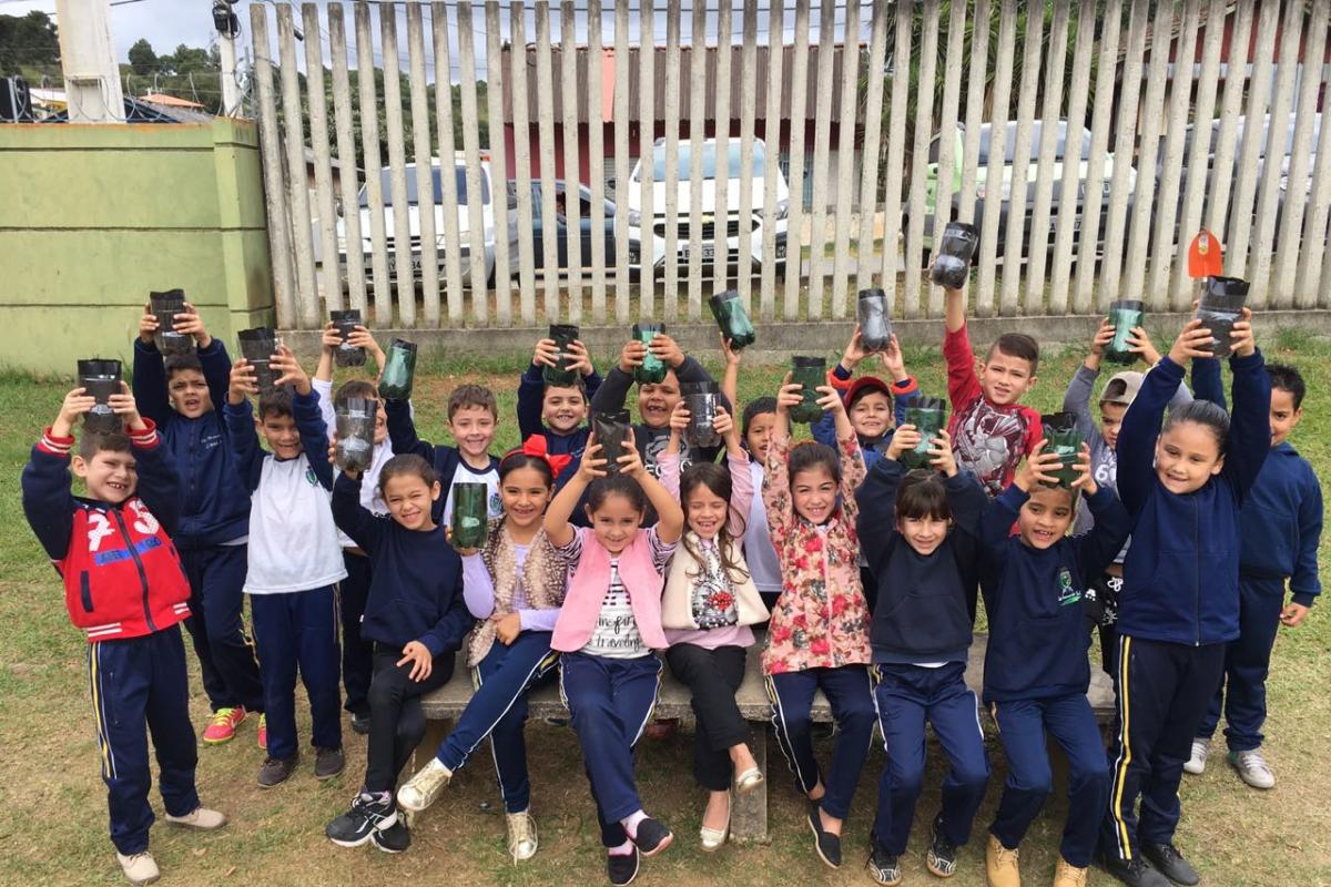 Depois de entender sobre a araucária, os alunos colocaram a mão na massa e plantaram diversas mudas |