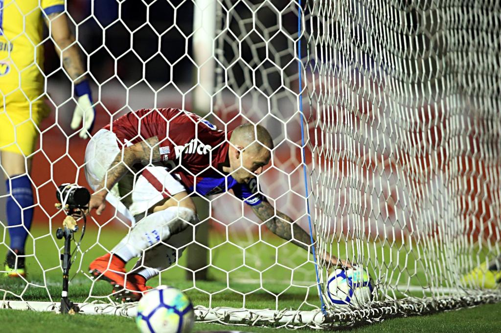 Silvinho busca a bola dentro do gol do Cruzeiro após empatar o duelo na Vila Capanema. | Albari Rosa/Gazeta do Povo