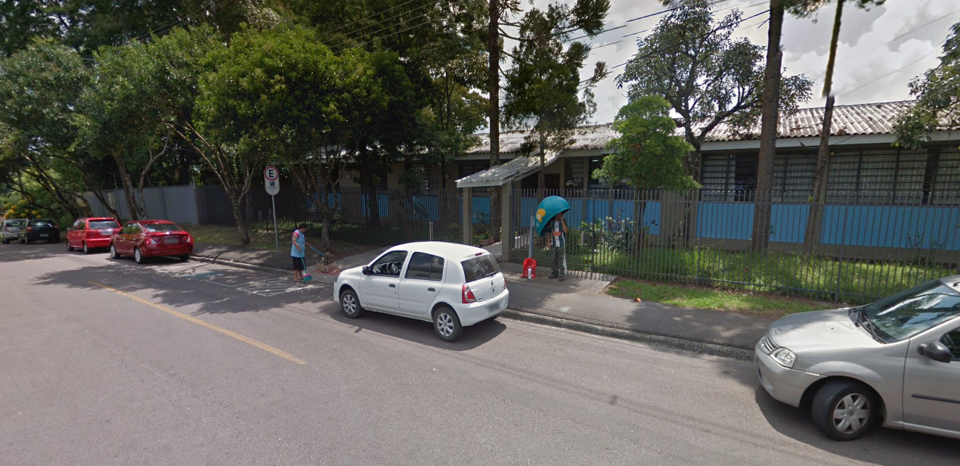 Jovem estava chegando no colégio quando foi assaltado e atingido por um tiro | Reprodução/Google Maps