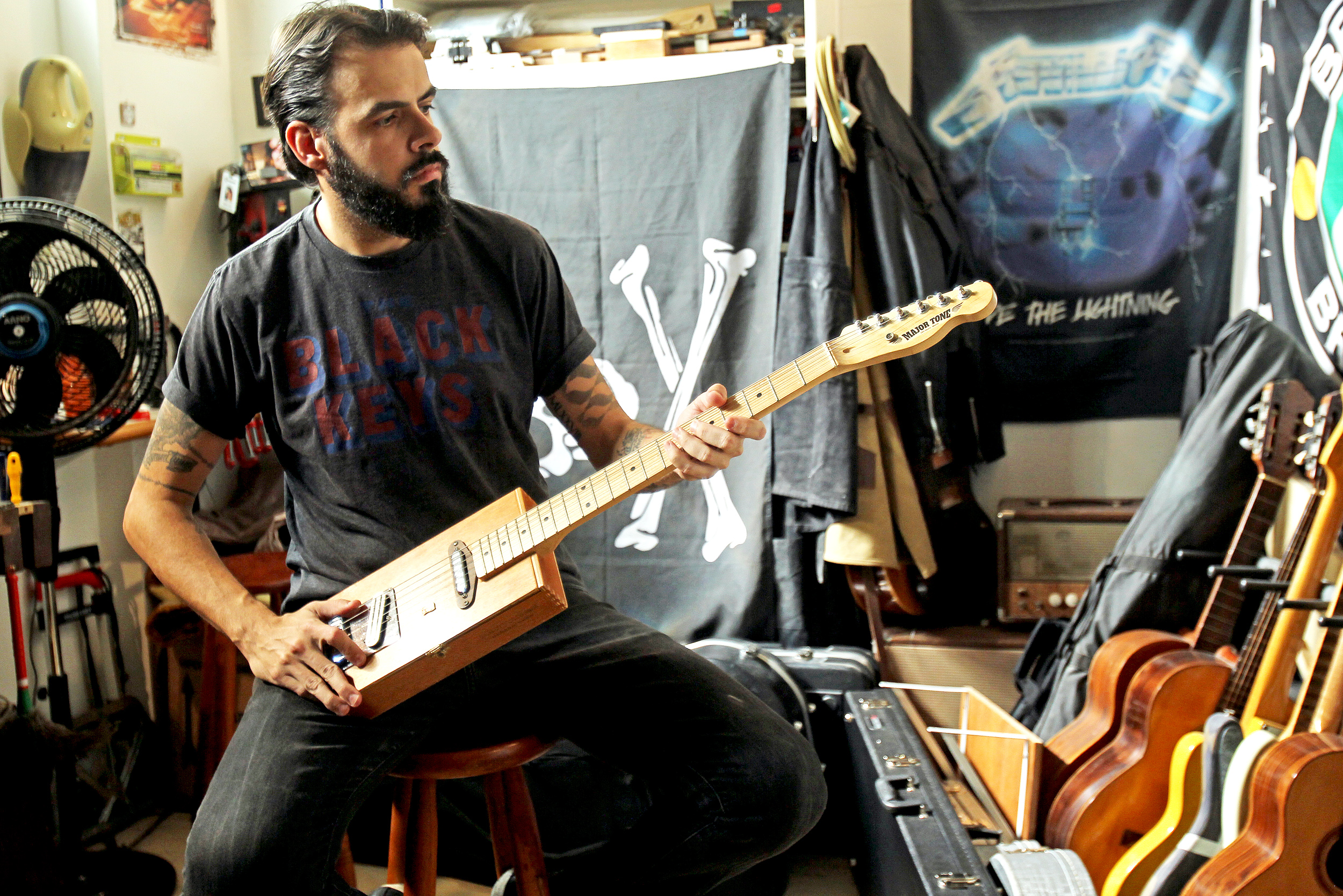 Renato Beolchi passou a se dedicar como luthier em 2017. Ele criou a marca Major Tone Guitars. | ERNESTO RODRIGUES/ESTADAO CONTEUDO