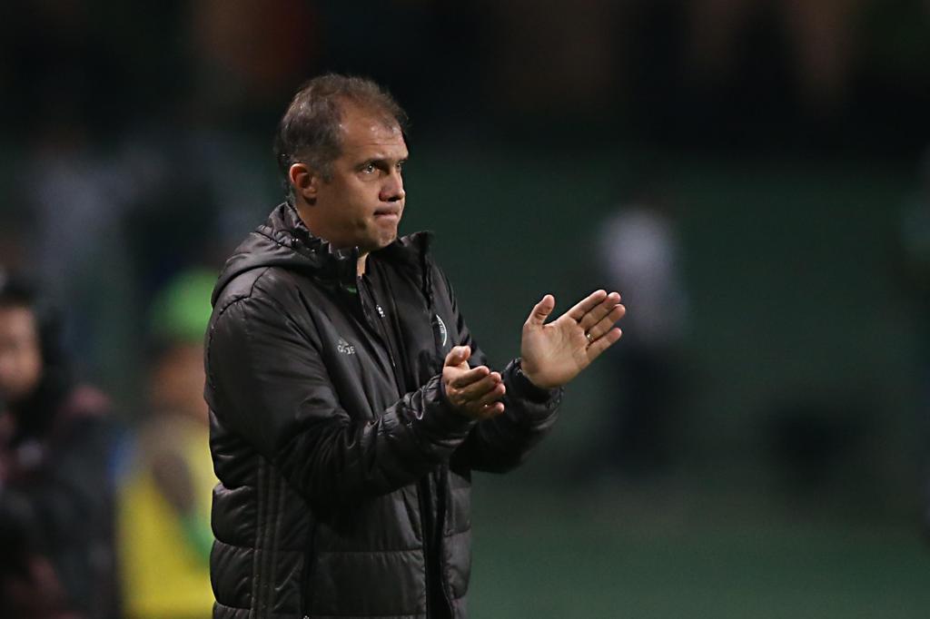 O técnico Eduardo Baptista admitiu a dificuldade do clube em encontrar um reforço para o ataque alviverde. | Albari Rosa/Gazeta do Povo