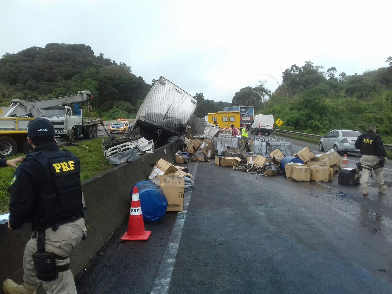 O acidente foi registrado às 8h e bloqueou duas faixas da pista sentido São Paulo | Divulgação/PRF