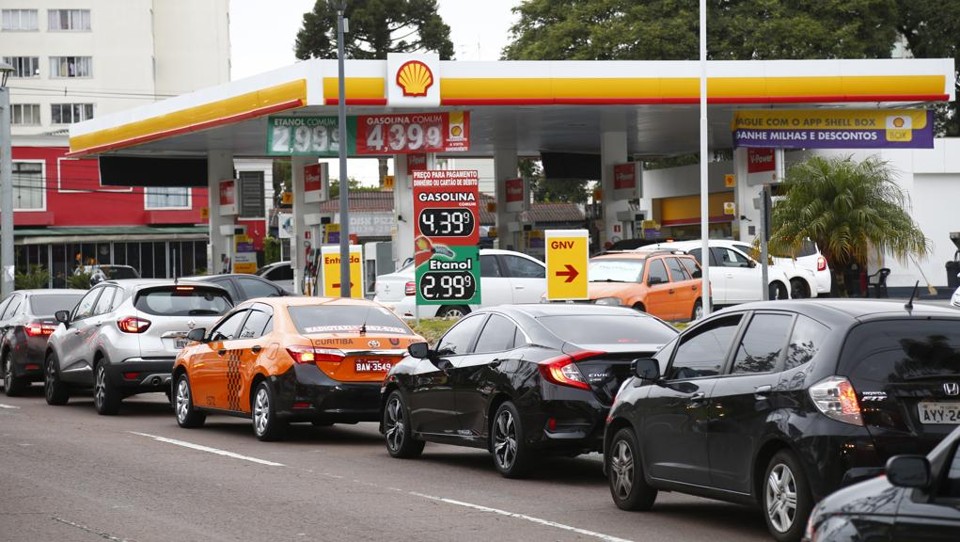 Quando o preço da gasolina vai cair? | Aniele Nascimento/Gazeta do Povo