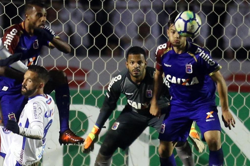 Goleiro Thiago Rodrigues em ação pelo Tricolor no triunfo sobre o Bahia | Albari Rosa/Gazeta do Povo