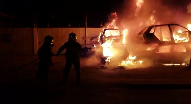 Incêndio atingiu sete carcaças de carros em loja de São José dos Pinhais. | Guarda Municipal de São José dos Pinhais/