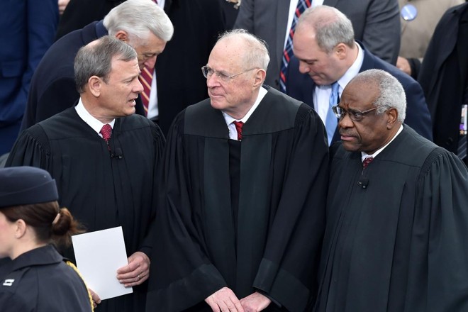 Em foto de janeiro de 2017, Anthony Kennedy aparece entre o presidente da Suprema Corte dos EUA, John Roberts (à direita), e o colega Clarence Thomas. | Paul J. Richards/AFP