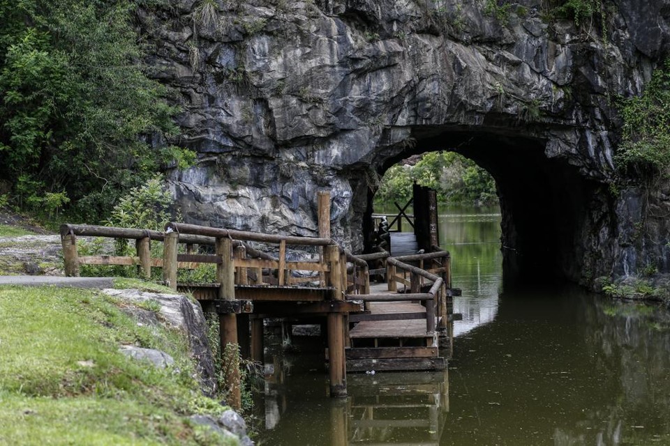 Túnel do Tanguá estava fechado desde 2016 por causa da queda de uma rocha que danificou a passarela. | Jonathan Campos/Gazeta do Povo