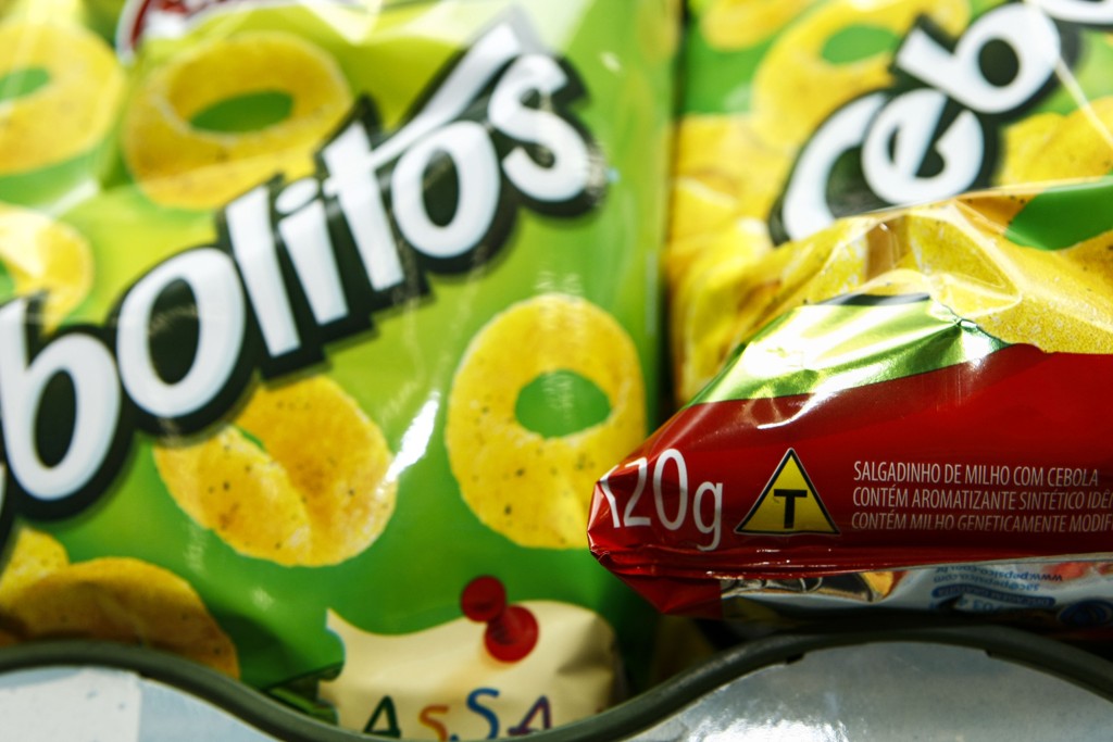 Salgadinho com o rótulo de transgênico no Brasil. Atualmente, é obrigatória a apresentação gráfica em alimentos e ingredientes com componentes geneticamente modificados