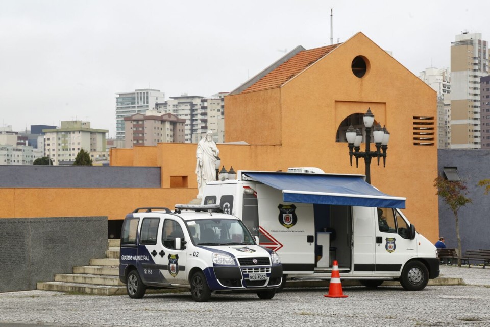 Nova base fixa do Cemitério Água Verde fica pronta nesta quinta. Enquanto isso, Guarda Municipal utiliza módulo móvel. | Aniele Nascimento/Gazeta do Povo