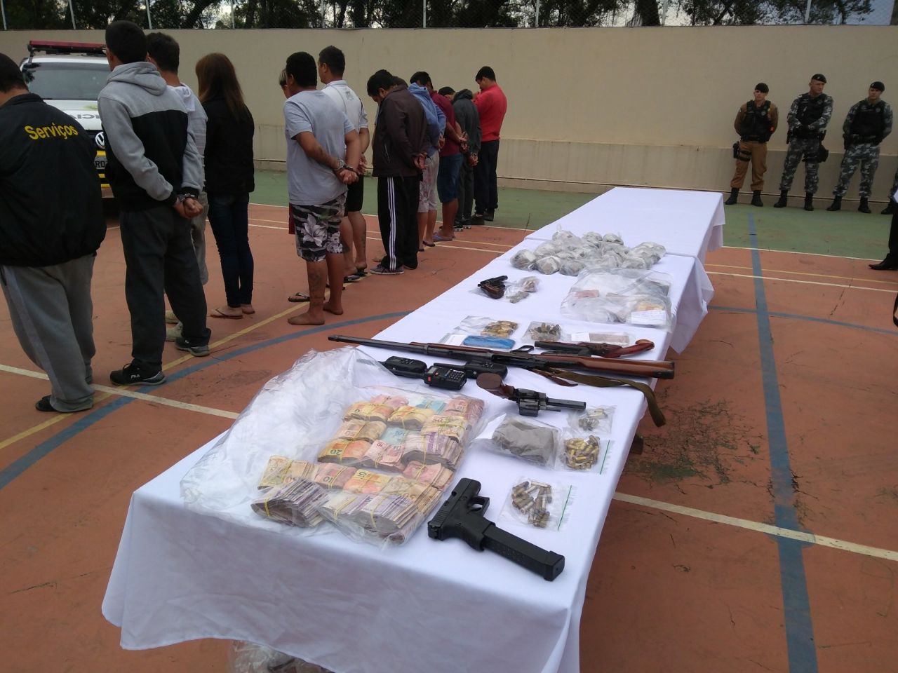 Além detenções, Polícia Militar apreendeu armas, drogas e dinheiro na operação em Colombo. | Gerson Klaina/Tribuna do Paraná