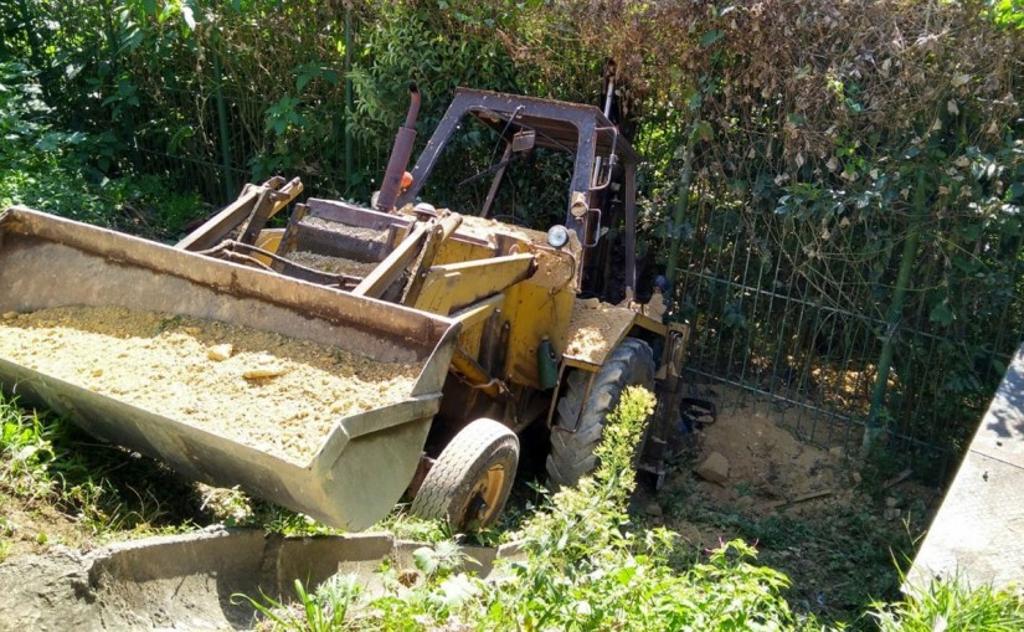 Retroescavadeira foi parar na valeta no bairro Cascatinha. | Gerson Klaina/Tribuna do Paraná