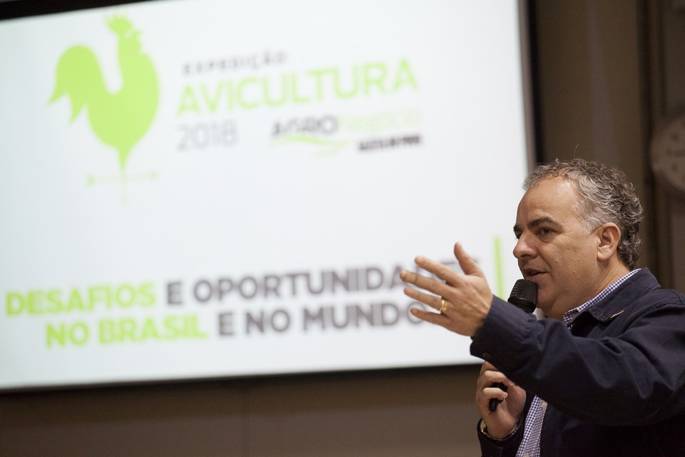 Brasil precisa superar efeito “abre e fecha” de mercados para o frango O coordenador da Expedição Avicultura, Giovani Ferreira: projeto do Agronegócio Gazeta do Povo vai percorrer sete estados neste ano | Daniel Caron/Gazeta do Povo