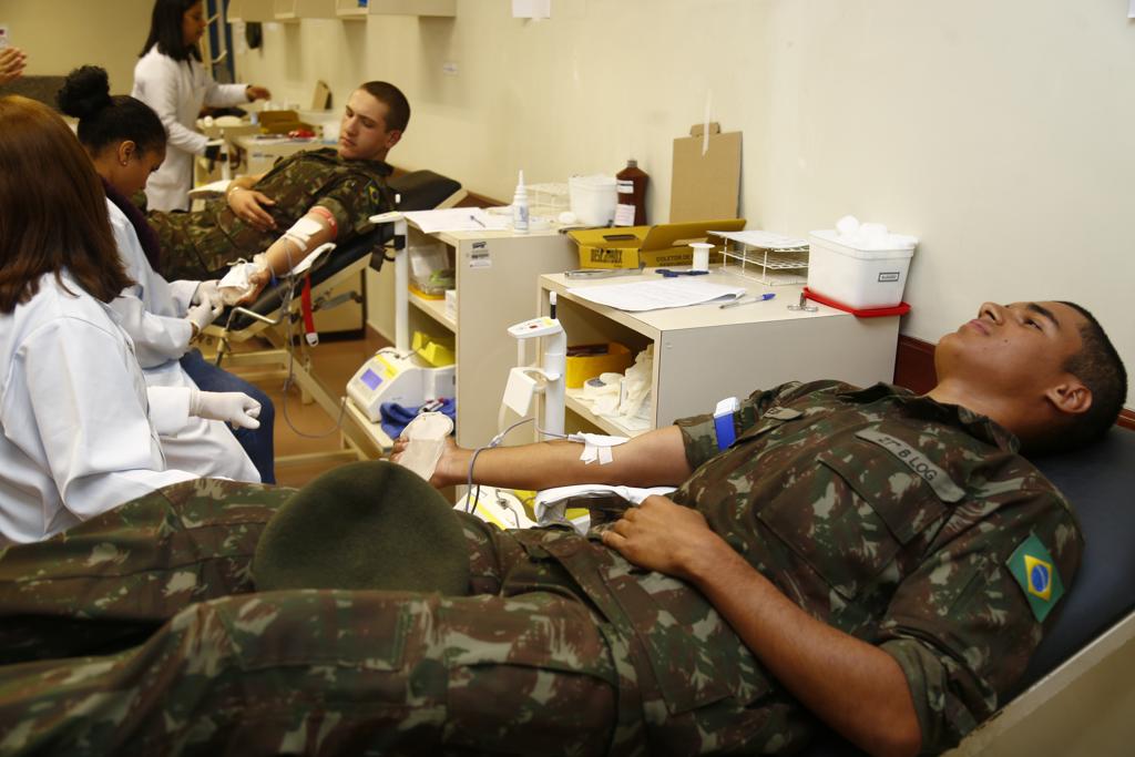 Soldados e cabos doam sangue no Biobanco do Hospital de Clínicas. | Aniele Nascimento/Gazeta do Povo