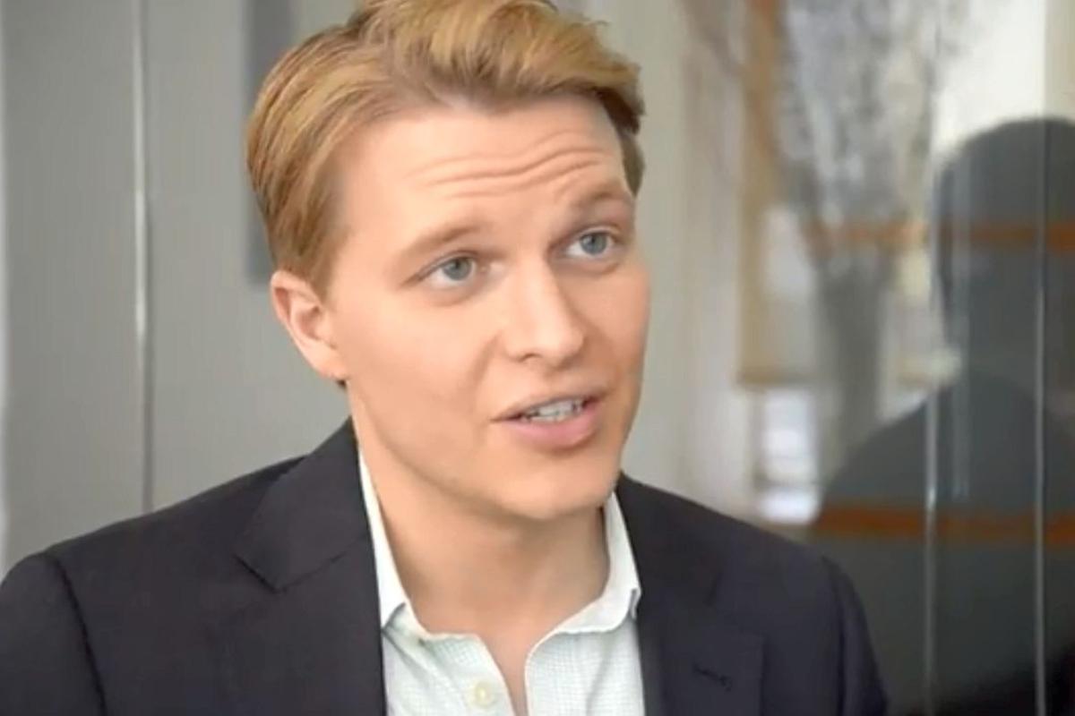 Com apenas 30 anos e “cara de 13”, Satchel Ronan O'Sullivan Farrow acaba de ganhar o prêmio Pulitzer, supostamente o mais importante do jornalismo mundial, e de lançar um livro sobre a decadência da diplomacia norte-americana | Reprodução/ YouTube