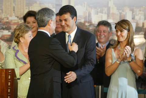 Esquema para bancar campanhas de Richa começou na prefeitura, diz Fanini Richa toma posse como prefeito de Curitiba, em 2005 | Arquivo/Gazeta do Povo
