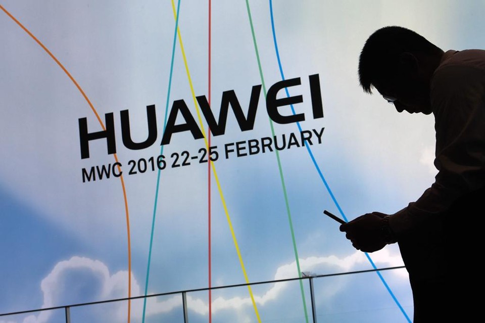 Huawei volta a vender celulares no Brasil em parceria com a Positivo Huawei havia desistido do mercado brasileiro em 2015 | LLUIS GENE/AFP