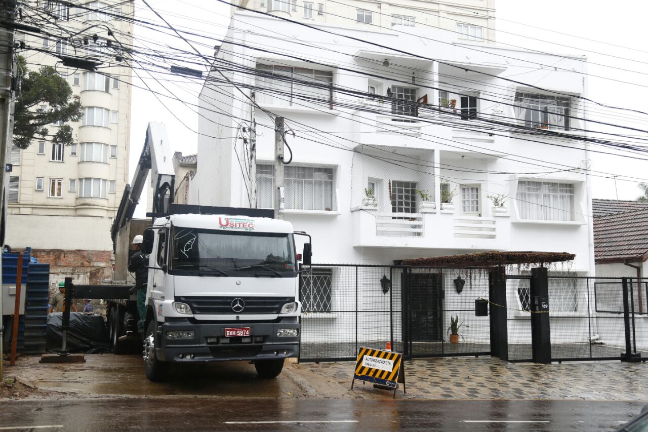 A construtora responsável pela escavação ao lado do prédio foi notificada e tem dez dias para apresentar um laudo técnico | Aniele Nascimento/Gazeta do Povo