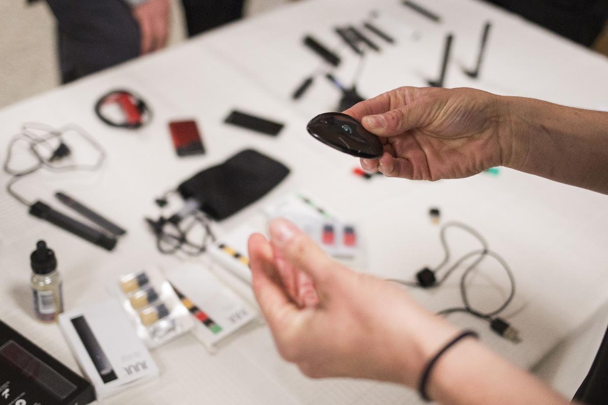 O mais popular, produzido pela Juul, uma empresa de San Francisco que recebe dinheiro de capital de risco, parece um pen-drive e se tornou tão onipresente que os alunos transformaram a palavra Juul em um verbo. | Nick CoteNYT