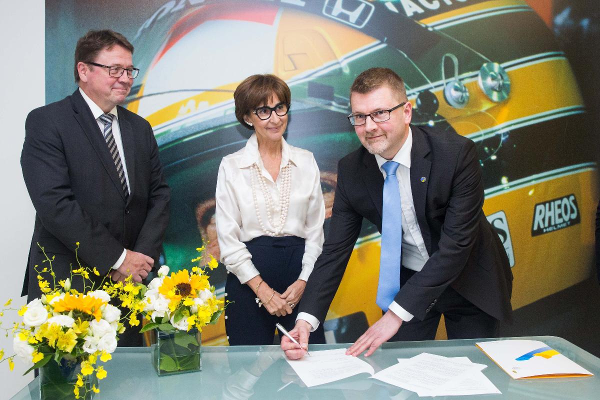 Lauri Tuomi e Viviane Senna durante assinatura de acordo entre a Finlândia e o Instituto Ayrton Senna. | Ricardo Matsukawa