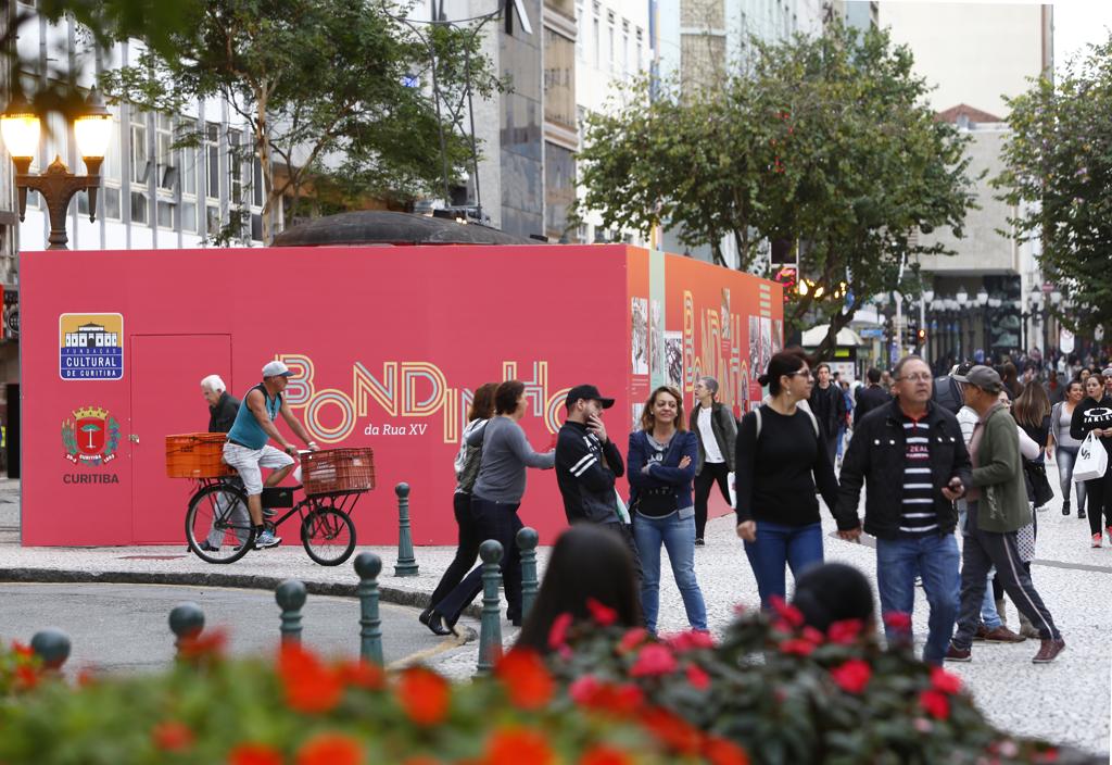 Os tapumes ao redor do Bondinho oferecem aos turistas e moradores da capital diversas informações preciosas a respeito de sua história | Aniele Nascimento/Gazeta do Povo