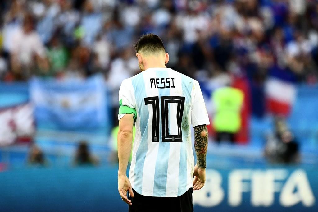 Messi deixa o campo após a desclassificação diante da França.